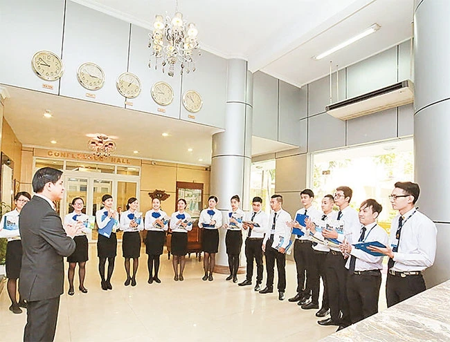 Sinh viên lớp Quản lý khách sạn (Trường trung cấp Du lịch và Khách sạn Saigontourist) trong một buổi thực tập.