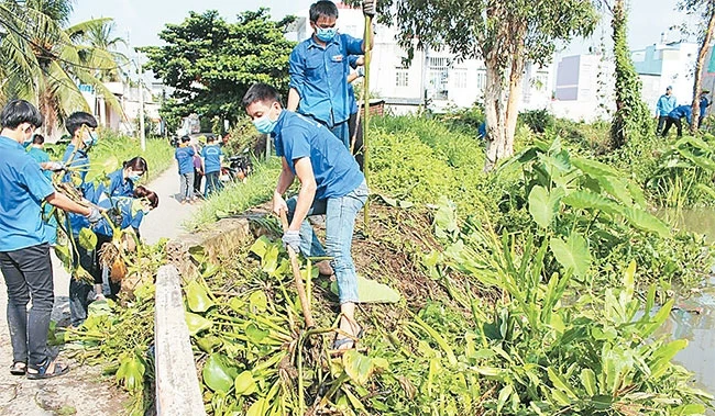 Sinh viên tham gia dọn dẹp vệ sinh, bảo vệ môi trường. Ảnh: Thành đoàn TP Hồ Chí Minh
