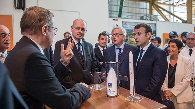 Tổng thống Pháp Macron (phải) tham quan một trung tâm vũ trụ ở châu Âu. Ảnh: ESA