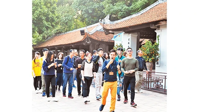 Để khách du lịch quay trở lại khám phá vẻ đẹp đất nước, con người Việt Nam, cần đến đội ngũ những người làm du lịch chuyên nghiệp, có nhiệt huyết. Ảnh: NGUYỄN ĐĂNG