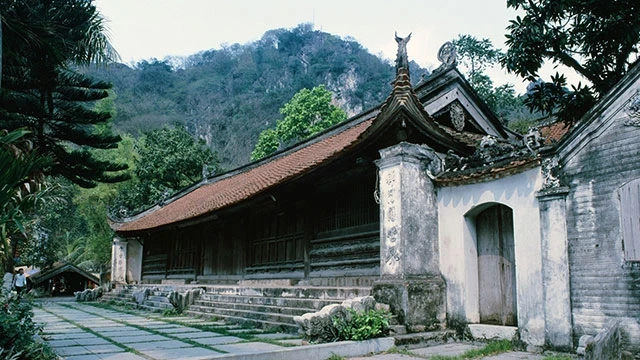 Xóm chùa ven chân núi