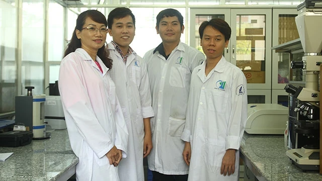 PGS, TS Nguyễn Thị Thanh Mai (ngoài cùng bên trái) cùng các cộng sự.