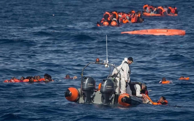 Lực lượng cứu nạn đang giải cứu người di cư ở ngoài khơi bờ biển Italy, năm 2017. (Ảnh: Getty Images)