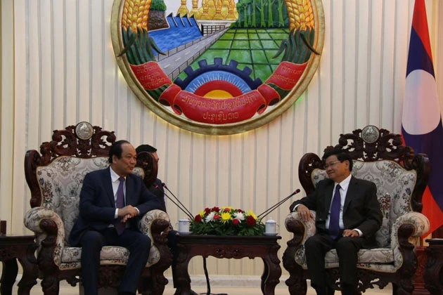 Thủ tướng Lào Thongloun Sisoulith (phải) tiếp Bộ trưởng Mai Tiến Dũng.