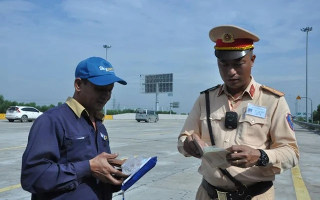 Chiến sĩ cảnh sát giao thông làm việc trên cao tốc Hà Nội - Hải Phòng. (Ảnh: Cục CSGT)