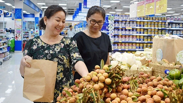 Hệ thống siêu thị sử dụng túi giấy đựng hàng hóa cho người dân thành phố Hồ Chí Minh.