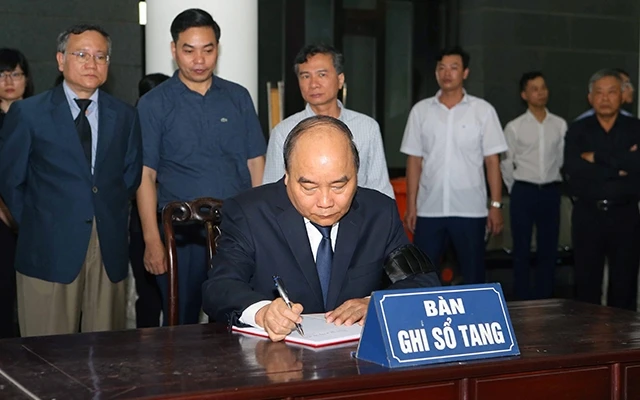 Thủ tướng Nguyễn Xuân Phúc ghi sổ tang. Ảnh: DOÃN TẤN (TTXVN)
