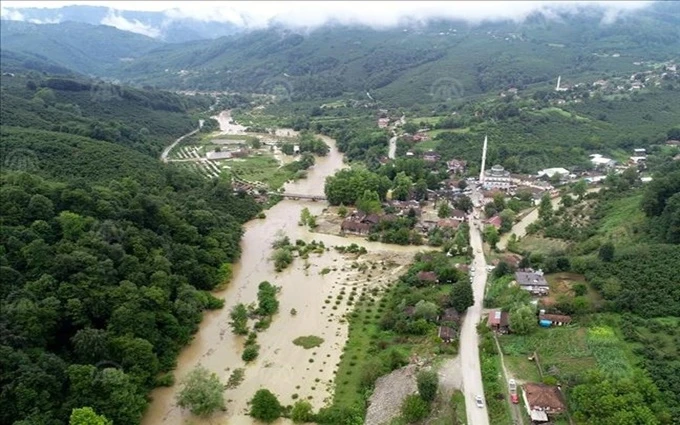 Mưa lớn xuất hiện tại tỉnh Duzce, Thổ Nhĩ Kỳ, vào đêm 17-7, kéo theo lũ quét và sạt lở. (Ảnh: Anadolu)