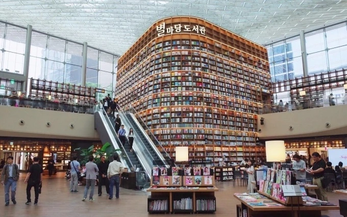Bên trong thư viện Starfield Library (Seoul), thu hút khách du lịch.