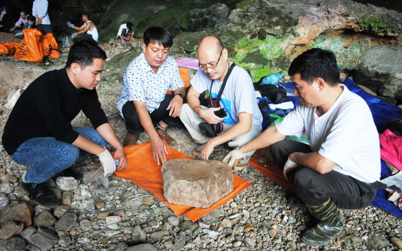 Bàn nghiền đá được phát hiện khi khai quật Hang Ốc