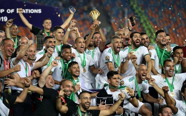 Algeria nâng cúp vô địch CAN lần thứ hai trong lịch sử sau gần 30 năm chờ đợi.