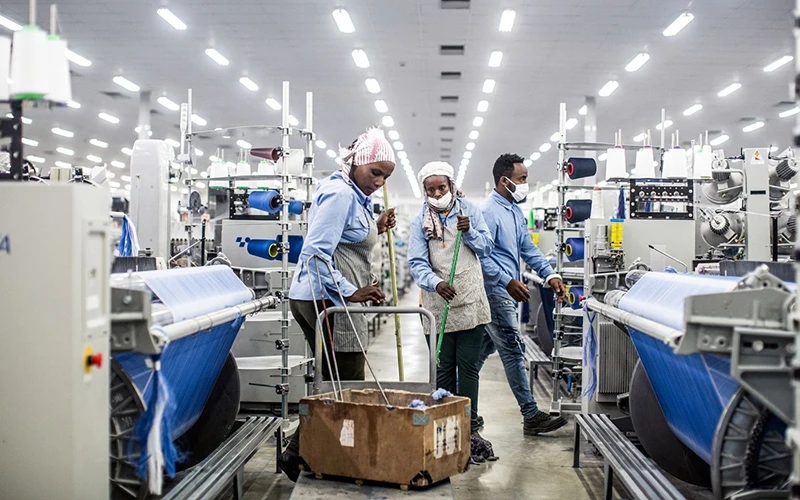 Công nhân làm việc trong nhà máy dệt may ở Ethiopia. Ảnh Bloomberg.com