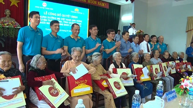 Lãnh đạo tỉnh Quảng Nam và Tổng Công ty Hàng không Việt Nam tặng quà các Bà mẹ VNAH được phụng dưỡng tại huyện Thăng Bình.