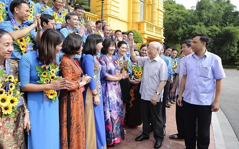 Tổng Bí thư, Chủ tịch nước Nguyễn Phú Trọng với các đại biểu Chủ tịch công đoàn cơ sở tiêu biểu và cán bộ công đoàn được nhận Giải thưởng Nguyễn Văn Linh.