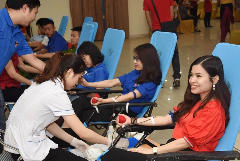 Lãnh đạo Ủy ban MTTQ và đoàn viên thanh niên tỉnh Nghệ An tham gia hiến máu tại ngày hội.