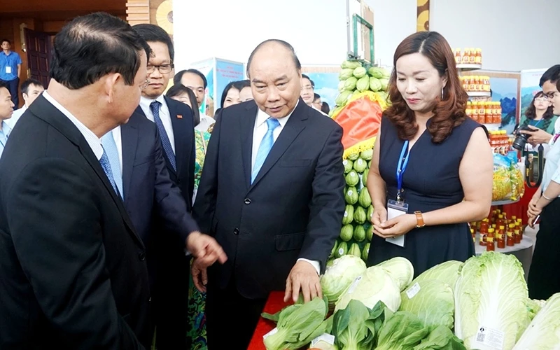 Thủ tướng Chính phủ Nguyễn Xuân Phúc thăm gian hàng nông nghiệp của tỉnh Lào Cai.