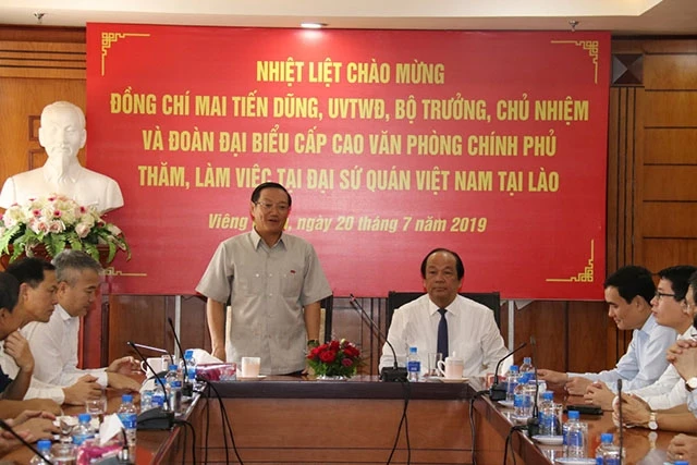 Đại sứ Việt Nam tại Lào Nguyễn Bá Hùng (đứng) kiến nghị Bộ trưởng Mai Tiến Dũng một số vấn đề trong hợp tác giữa Việt Nam và Lào, ngày 20-7.