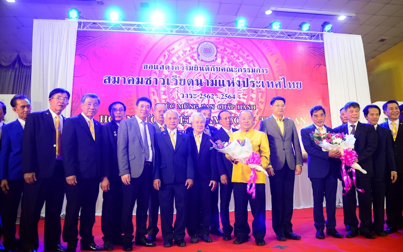 Chủ tịch và Ban chấp hành Hội người Thái gốc Việt toàn Thái-lan nhiệm kỳ 2019-2021 chính thức ra mắt.
