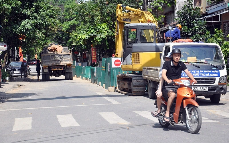 Chủ đầu tư dự án nước thải thành phố Hà Giang cần yêu cầu các đơn vị thi công phải hoàn trả các tuyến đường phẳng phiu như ban đầu, tránh ảnh hưởng cuộc sống người dân.