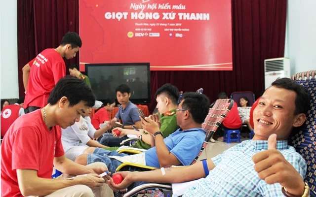 Các tầng lớp nhân dân ở Thanh Hóa hiến máu tình nguyện.