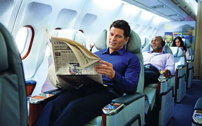 Đọc báo hay nghe nhạc sẽ giúp tâm trạng bạn thoải mái hơn trong chuyến bay kéo dài hàng chục giờ.