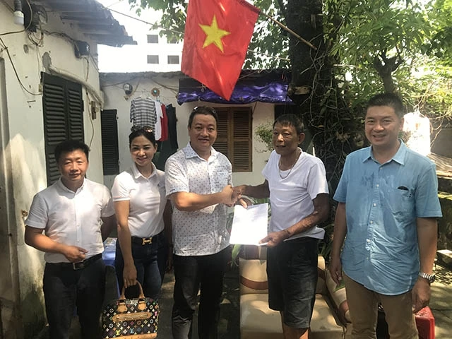 Chủ tịch CLB golf 92-95 Lê Mạnh Thắng và các thành viên CLB trao hợp đồng thuê nhà cho đại diện "xóm thận".