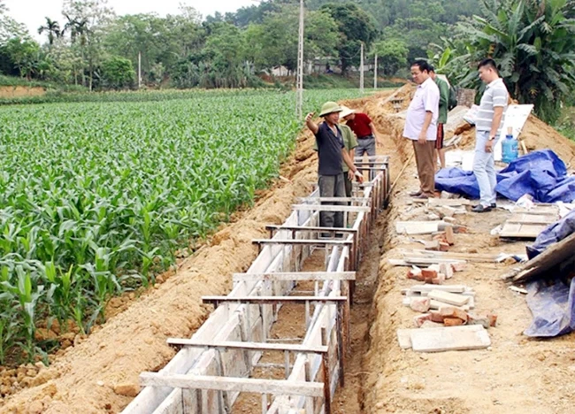 Xây dựng kênh mương thủy lợi phục vụ tưới tiêu tại xã Vũ Tiến, TP Yên Bái, tỉnh Yên Bái. Ảnh: VŨ ĐỒNG