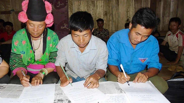 Nhân dân bản Huổi Hịa, xã Xa Dung (huyện Điện Biên Đông) ký cam kết tích cực tham gia tố giác “tín dụng đen” trên địa bàn.