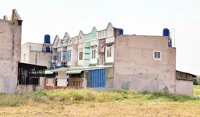 Những dãy nhà vi phạm xây dựng (chung giấy chứng nhận, chung giấy phép xây dựng và chung số nhà) tại xã Bà Điểm, huyện Hóc Môn.
