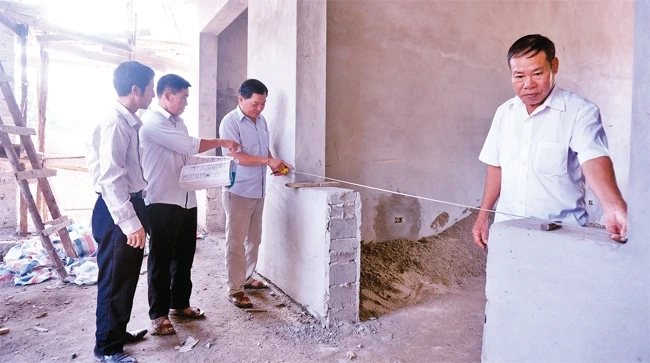 Ban Thanh tra nhân dân và Ban Giám sát đầu tư của cộng đồng xã Phú Thụy (huyện Gia Lâm) kiểm tra chất lượng công trình đang xây dựng.