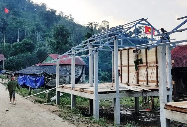 Thêm nhiều ngôi nhà mới cho đồng bào dân tộc thiểu số nghèo tại huyện Minh Hóa (Quảng Bình).