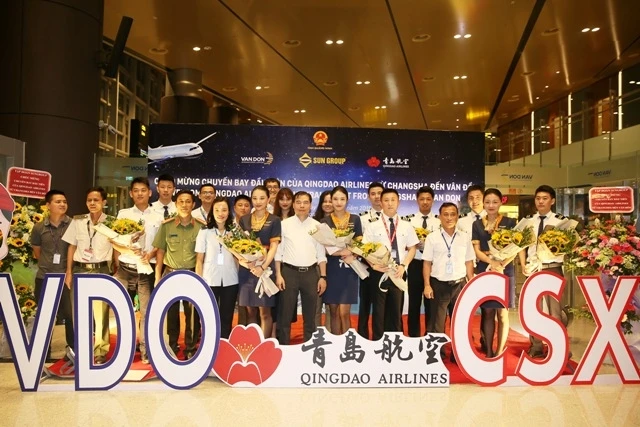 Lãnh đạo Cảng hàng không quốc tế Vân Đồn tặng hoa chúc mừng phi hành đoàn.