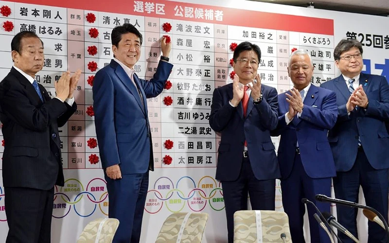 Thủ tướng Nhật Bản và các thành viên liên minh cầm quyền mừng chiến thắng.