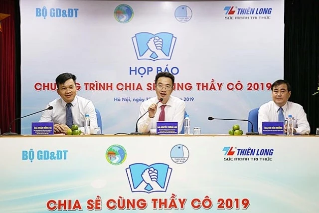 Các thành viên Ban Tổ chức công bố các nội dung của chương trình "Chia sẻ cùng thầy cô" năm nay và thể lệ cuộc thi sáng tác ca khúc vinh danh những nhà giáo hết lòng vì sự nghiệp giáo dục.