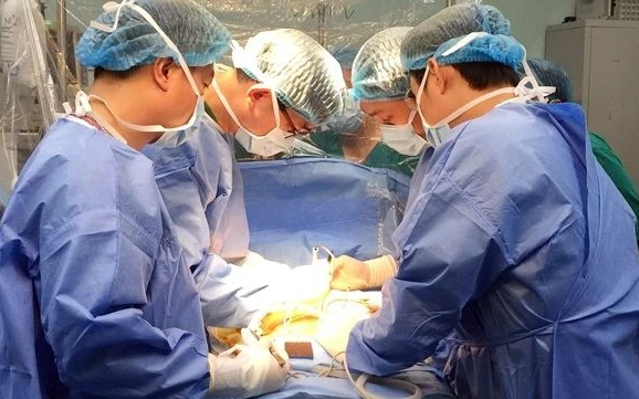 Ê-kíp phẫu thuật và nhân viên y tế của Bệnh viện Nhi Trung ương thực hiện ca ghép gan giúp bệnh nhi xơ gan giai đoạn cuối được hồi sinh. Ảnh: Khánh Chi