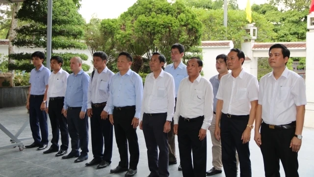 Tổng Biên tập Thuận Hữu cùng đoàn công tác Báo Nhân Dân đến dâng hoa và hương tại khu mộ 10 nữ Anh hùng liệt sĩ TNXP Ngã ba Đồng Lộc.