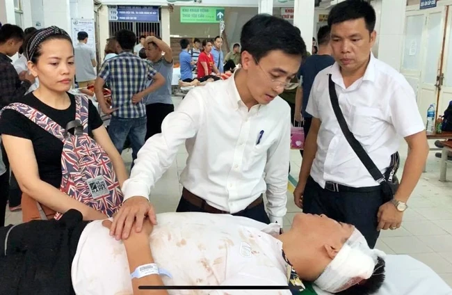 Lãnh đạo Thành Đoàn Hải Phòng đón và động viên các nạn nhân đưa về Bệnh viện Việt Đức (Hà Nội) điều trị. (Ảnh Thành Đoàn Hải Phòng)