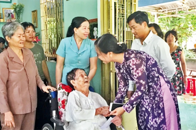 Đại diện lãnh đạo huyện Củ Chi thăm hỏi, tặng quà mẹ Trần Thị Tỏ (sinh năm 1924, xã Phước Thạnh) có con trai là liệt sĩ hy sinh trong cuộc kháng chiến chống Mỹ, cứu nước.