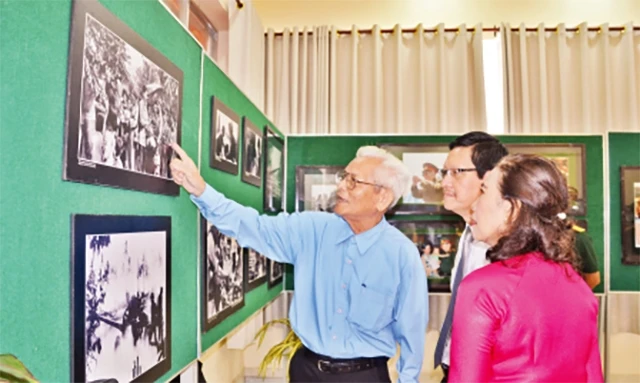 Cán bộ và người dân TP Hồ Chí Minh xem triển lãm ảnh về chiến thắng bảo vệ biên giới Tây Nam tại Bảo tàng Quân khu 7.