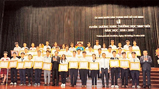 UBND thành phố Hồ Chí Minh tuyên dương học sinh giỏi năm học 2018-2019.