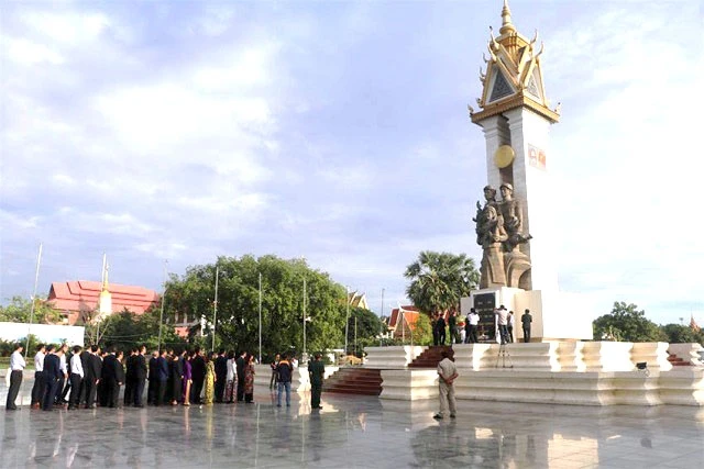 Dâng hương tưởng nhớ các Anh hùng, liệt sĩ tại Đài Hữu nghị Việt Nam - Campuchia ở thủ đô Phnom Penh.