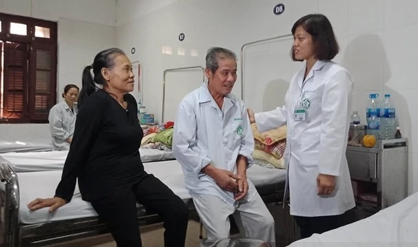 Chăm sóc bệnh nhân sa sút trí tuệ tại Viện Sức khỏe tâm thần, Bệnh viện Bạch Mai.