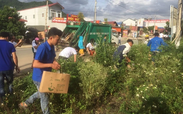 Đoàn caravan cùng thanh niên tình nguyện ở Mộc Châu tham gia dọn rác.