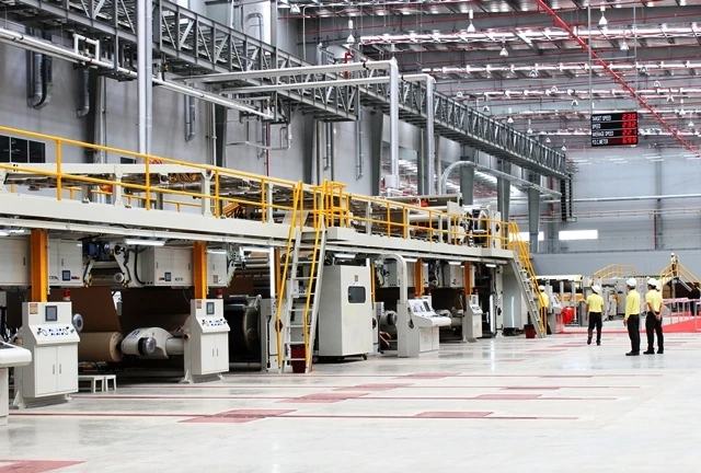 Dây chuyền sản xuất giấy carton hiện đại của doanh nghiệp FDI ở Bình Dương.