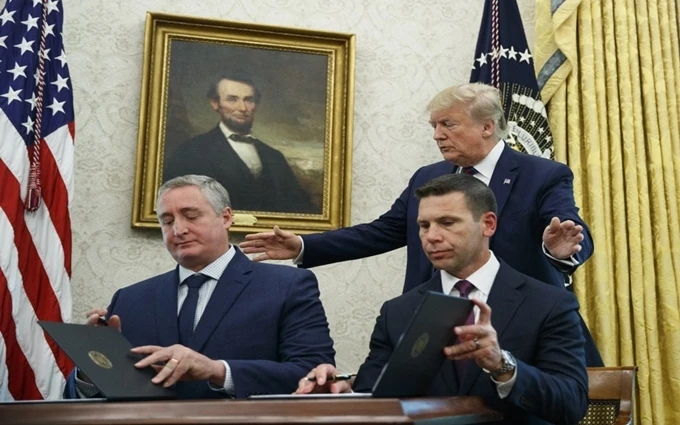 Tổng thống Trump (đứng) chứng kiến quyền Bộ trưởng An ninh nội địa Mỹ McAleenan (ngồi bên phải) và Bộ trưởng Nội vụ Guatemala Degenhart ký thỏa thuận. (Ảnh: AP)