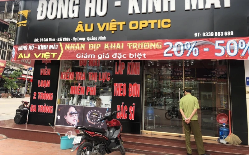 Lực lượng QLTT Quảng Ninh kiểm tra cửa hàng bán đồng hồ của Ông Nguyễn Văn Tuyên ở phường Bãi Cháy, TP Hạ Long