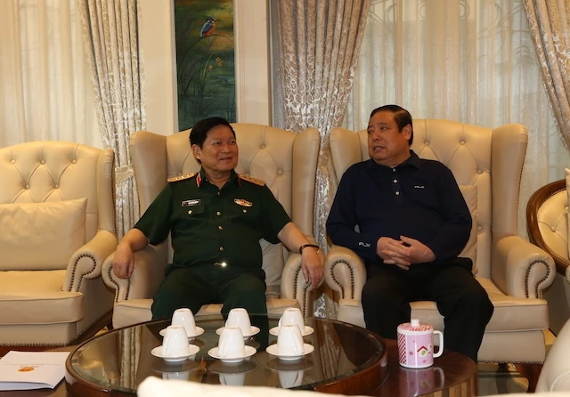 Đại tướng Ngô Xuân Lịch, Ủy viên Bộ Chính trị, Phó Bí thư Quân ủy T.Ư, Bộ trưởng Quốc phòng thăm hỏi sức khỏe đồng chí Đại tướng Phùng Quang Thanh.