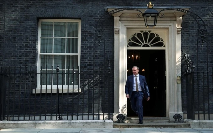 Bộ trưởng Ngoại giao Anh Raab bước ra từ số 10 phố Downing, London, ngày 25-7. (Ảnh: Reuters)