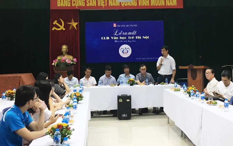 Lễ ra mắt CLB văn học trẻ Hà Nội. (Ảnh: Dương Thơm)