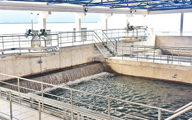 Vận hành dây chuyền sản xuất nước sạch tại Nhà máy nước mặt sông Ðuống. Ảnh: ÐĂNG ANH